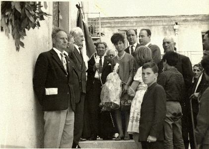2 giugno 1969, il sindaco prof. Carlo Allegra depone una corona di alloro sulla lapide dei caduti
